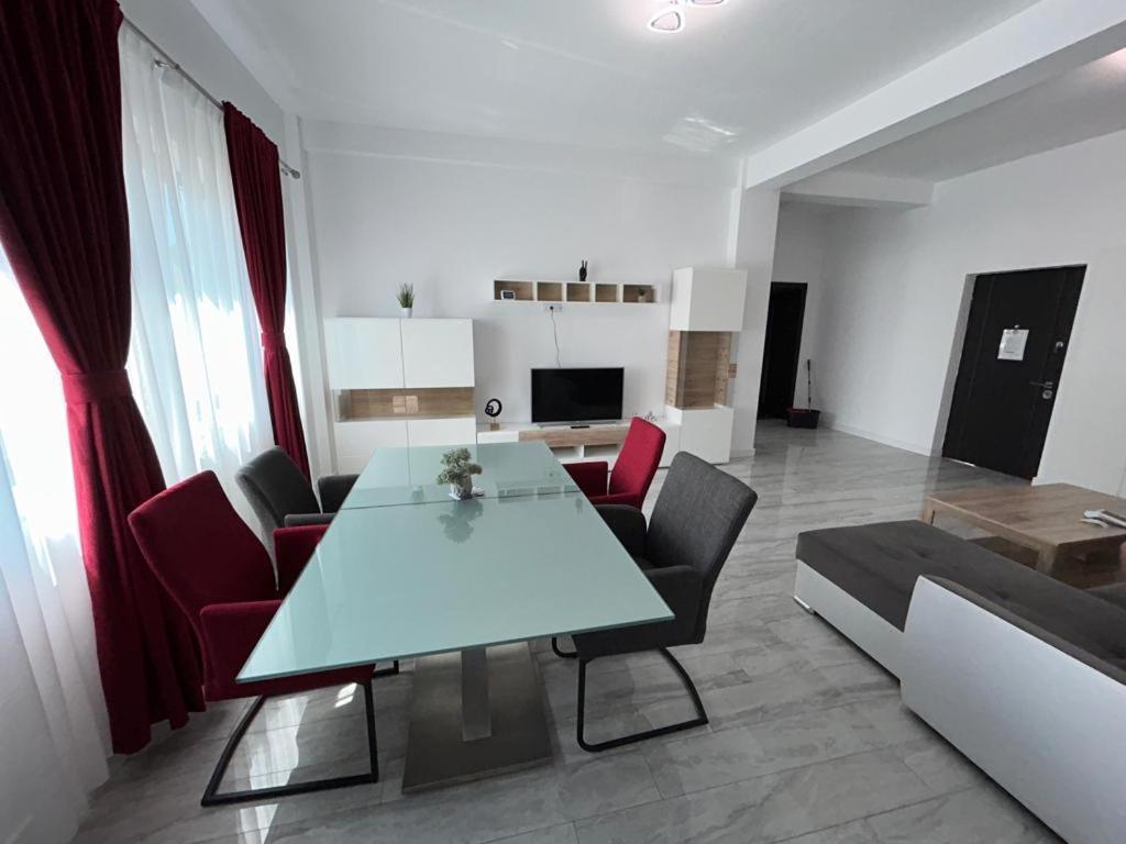 Marvellous Aparthotel With Master Apartments Сучава Экстерьер фото